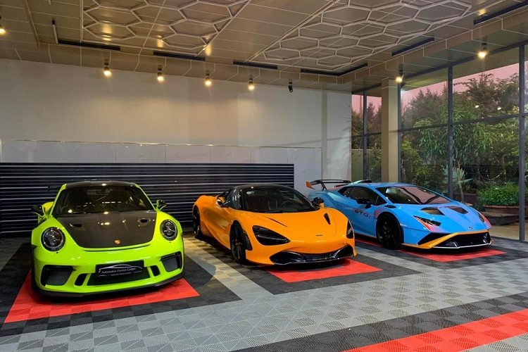 Phiên bản Huracan STO cần thời gian tăng tốc từ vị trí xuất phát lên 100 km/h trong 3 giây trước khi đạt vận tốc tối đa 310 km/h, đây đều là những thông số yếu hơn cả bản EVO. Giá bán của siêu xe Lamborghini Huracan STO đầu tiên và duy nhất tại Việt Nam đến nay ước tính phải trên 33 tỷ đồng.