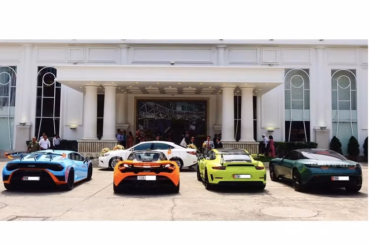 Đến nay, lại có thêm 1 đám cưới gây choáng ngợp người xem với dàn xe rước dâu cũng rất đẳng cấp đến từ gia đình của 1 đại gia ở tỉnh Bà Rịa - Vũng Tàu. Thông tin chúng tôi có được, trong ngày vui của 1 thành viên gia đình, chủ nhân của bộ sưu tập cực khủng và kín tiếng ở Vũng Tàu đã mang dàn siêu xe làm xe hoa.