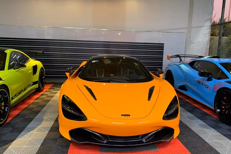 Lamborghini Huracan STO vẫn sở hữu khối động cơ V10, dung tích 5.2 lít có sức mạnh tương đương bản EVO khi sản sinh ra công suất tối đa 640 mã lực, mô-men xoắn cực đại chỉ 565 Nm nhưng họ đã cải tiến lại hệ thống treo, ống xả và nhiều công nghệ của xe đua khác.