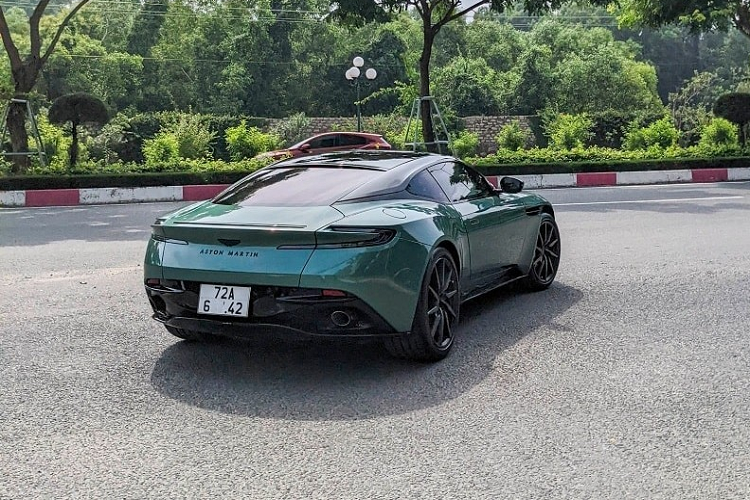 Cuối cùng chính là chiếc xe thể thao hạng sang Aston Martin DB11 V8 có ngoại thất sơn màu Racing Green 59, đây là 1 trong những màu sơn gợi nhớ đến kỷ niệm chiến thắng 24 giờ Le Mans năm 1959 của chiếc xe đua DBR1.