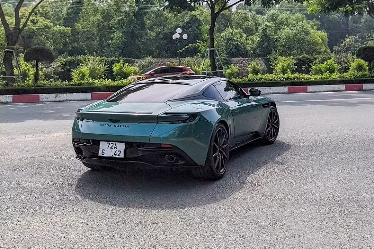 Cuối cùng chính là chiếc xe thể thao hạng sang Aston Martin DB11 V8 có ngoại thất sơn màu Racing Green 59, đây là 1 trong những màu sơn gợi nhớ đến kỷ niệm chiến thắng 24 giờ Le Mans năm 1959 của chiếc xe đua DBR1.