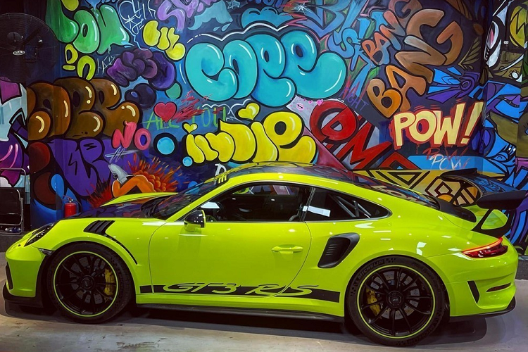 Sức mạnh được truyền tới bánh thông qua hộp số tự động 7 cấp, nhờ đó, phiên bản mui trần của xe McLaren 720S có khả năng đua nước rút từ vị trí xuất phát lên 100 km/h chỉ trong thời gian 2,9 giây trước khi đạt vận tốc tối đa 325 km/h nếu xe mở mui và đóng mui lại có thể đạt con số 341 km/h. Siêu xe mui trần McLaren 720S Spider có giá lăn bánh tại Việt Nam trên 26 tỷ đồng.