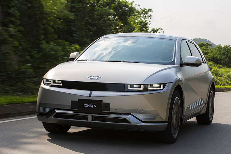 Theo một nguồn tin rò rỉ, Hyundai Ioniq 5 lắp ráp tại Việt Nam sẽ được thương hiệu xe Hàn bán ra thị trường từ khoảng tháng 6 năm nay. Mẫu xe điện này sẽ được phân phối với ít nhất 2 phiên bản và giá xe Hyundai Ioniq 5 2023 bán ra dự đoán dưới 1,5 tỷ đồng.