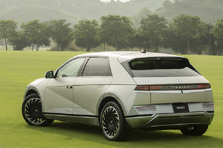  Hyundai Ioniq 5 chạy điện lần đầu được giới thiệu tới người tiêu dùng Việt vào tháng 4/2022. Tuy nhiên tại thời điểm đó, xe chưa chính thức được mở bán mà chỉ được đưa về các đại lý nhằm trưng bày và tổ chức chạy thử.