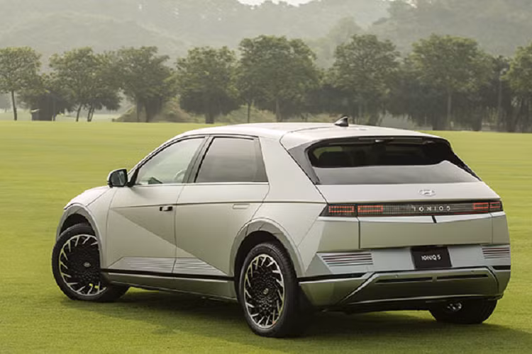  Hyundai Ioniq 5 chạy điện lần đầu được giới thiệu tới người tiêu dùng Việt vào tháng 4/2022. Tuy nhiên tại thời điểm đó, xe chưa chính thức được mở bán mà chỉ được đưa về các đại lý nhằm trưng bày và tổ chức chạy thử.