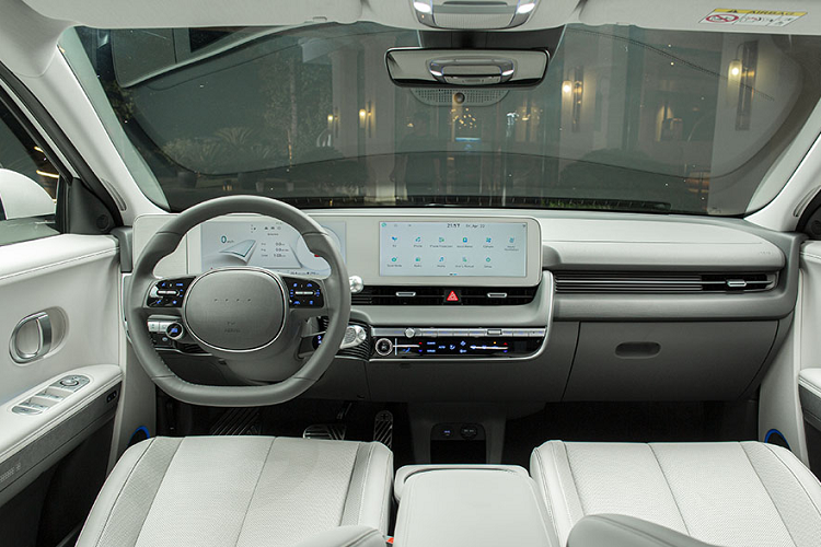 Hồi tháng 8/2022, một số đại lý Hyundai đã chào bán Hyundai Ioniq 5 với mức giá gần 2 tỉ đồng. Tư vấn viên cho biết những chiếc Ioniq 5 này được nhập khẩu trực tiếp từ Hàn Quốc và có số lượng hạn chế. Hyundai TC Motor chưa công bố cụ thể về kế hoạch xây dựng trạm sạc tại Việt Nam.