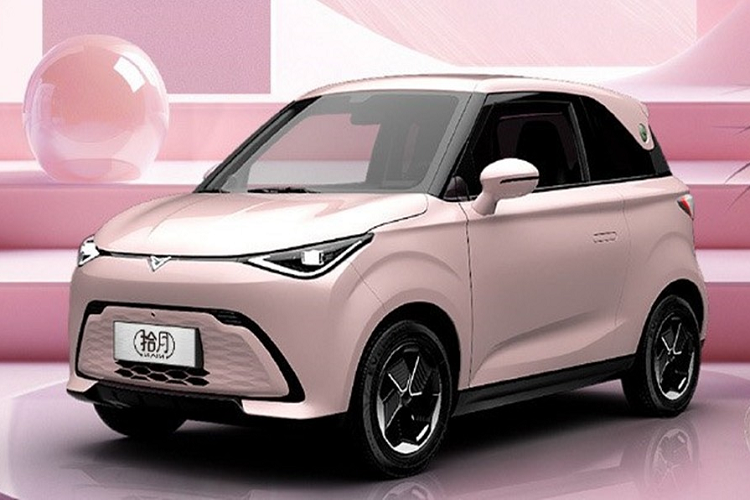 Nói về ngoại hình, chiếc xe Kaiyi Shiyue trông rất nhỏ gọn, xe có đèn pha hình tam giác với đôi mắt sắc sảo, cùng với trang trí hình thang màu đen ở viền dưới, chiếc xe nhỏ này trông hơi dữ dằn. Xe sử dụng mâm hai màu, tuy có kích thước không lớn nhưng trông rất ngầu, thông số lốp là 165/65 R15. 