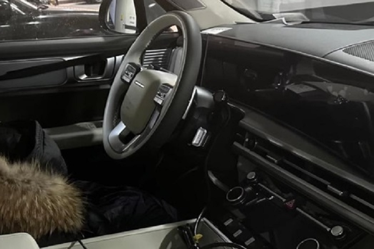 Dải đèn này được chuyển xuống thấp, gần khu vực nắp cốp. Trên SantaFe 2024, gạt mưa ở đuôi xe có thể được đặt ẩn sau cánh gió. Thiết kế tổng thể này giúp mẫu xe trông sang hơn.