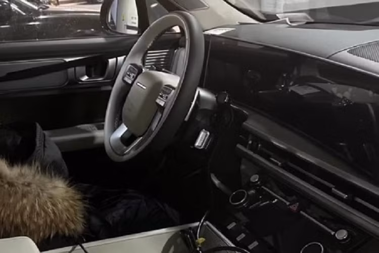 Dải đèn này được chuyển xuống thấp, gần khu vực nắp cốp. Trên SantaFe 2024, gạt mưa ở đuôi xe có thể được đặt ẩn sau cánh gió. Thiết kế tổng thể này giúp mẫu xe trông sang hơn.