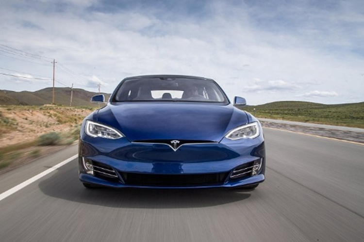 Ở thời điểm xảy ra tai nạn, Kevin Aziz Riad đang kích hoạt chế độ lái tự động Autopilot trên Tesla Model S. Ban đầu, tài xế này bị kết tội 7 năm tù nhưng sau đó đã được đổi thành án phạt 23.000 USD (560 triệu đồng).