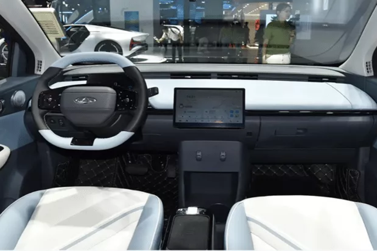 Chiếc xe điện Chery Little Ant New Edition 2023 có 7 màu ngoại thất: xanh lá cây, tím, trắng, xám, xanh dương, xanh nhạt và hồng. Ngoại hình vẫn tròn trịa và nhỏ gọn với kích thước 3242/1670/1550 mm và chiều dài cơ sở 2150 mm.