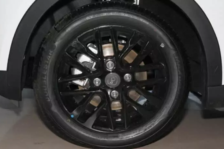 Chưa hết, xe còn có 2 tùy chọn pin là lithium ba chiều 28,86 kWh, phạm vi CLTC 301 km, và bộ pin lithium iron phosphate 29,23 kWh, phạm vi bay CLTC 301 km Chery Little Ant New Edition 2023 phiên bản cao cấp vẫn sử dụng động cơ đồng bộ nam châm vĩnh cửu phía sau nhưng bơm ra công suất tối đa 75 mã lực và mô-men xoắn cực đại 150 Nm.