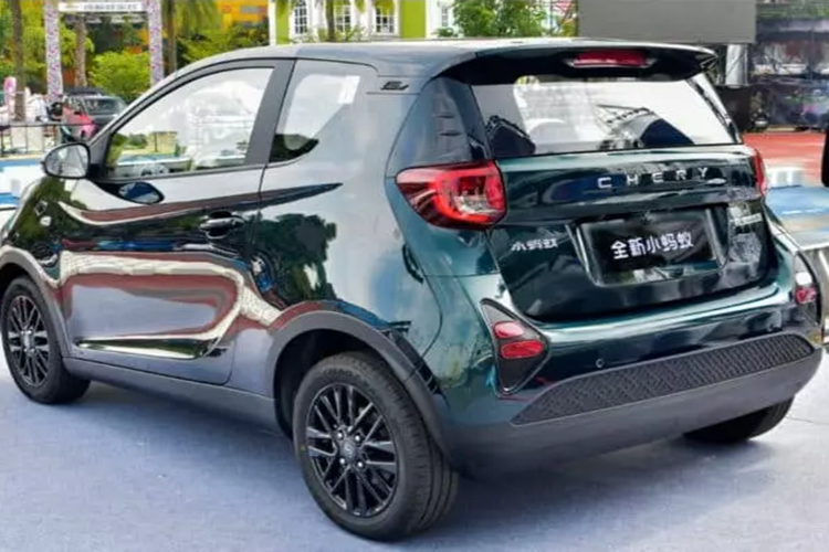 Trước sức ép của các đối thủ, Chery liên tục thay đổi mẫu mã, cũng như tung ra thêm phiên bản cho các sản phẩm xe điện, Chery Little Ant New Edition là 1 trong số đó. Hiện mức giá xe Chery Little Ant New Edition 2023 tại Trung Quốc từ 77.900 đến 82.900 nhân dân tệ (tương đương 253 đến 270 triệu đồng).