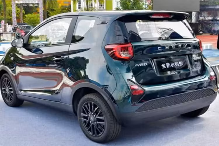 Trước sức ép của các đối thủ, Chery liên tục thay đổi mẫu mã, cũng như tung ra thêm phiên bản cho các sản phẩm xe điện, Chery Little Ant New Edition là 1 trong số đó. Hiện mức giá xe Chery Little Ant New Edition 2023 tại Trung Quốc từ 77.900 đến 82.900 nhân dân tệ (tương đương 253 đến 270 triệu đồng).