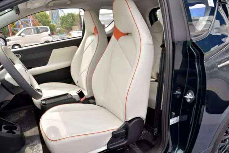 Little Ant New Edition có logo Qq mới và mặt trước đóng kín so với bản Classic Edition. Đồng thời, hình dáng đèn pha không thay đổi và phần dưới mặt trước vẫn được trang bị lưới tản nhiệt hình thang. Ở phía sau, logo được thay thế bằng tên tiếng Anh Chery trong khi đèn hậu dạng tròn vẫn được giữ lại.