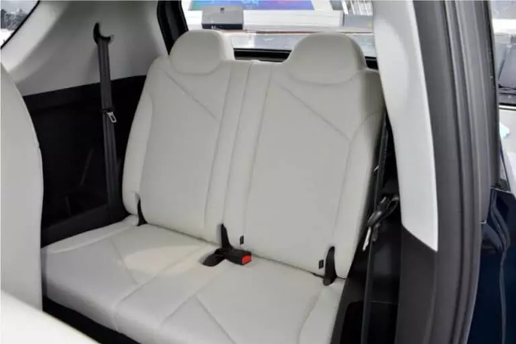 Nhìn từ bên hông, chiếc xe mới Chery Little Ant New Edition 2023 sử dụng thiết kế mui treo và chạy trên bộ vành đa chấu 15 inch màu đen. Ngoài ra, Little Ant mới nằm trên khung hoàn toàn bằng nhôm. Bên trong, khoang lái được thiết kế tối giản, trang trí với các màu trắng, xanh nhạt và đen, trang bị màn hình điều khiển trung tâm 10,1 inch, vô lăng hai màu và gương trang điểm dạ quang rộng 190 cm2.