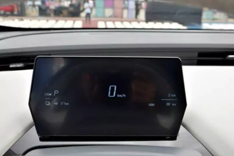 Các cấu hình khác bao gồm WeChat trên xe, sạc không dây, Bluetooth và điều khiển từ xa. Chery Little Ant New Edition 2023 phiên bản tiêu chuẩn sử dụng động cơ đồng bộ nam châm vĩnh cửu phía sau cho ra công suất 36 kW, tương đương 48 mã lực và mô-men xoắn cực đại 95 Nm. Xe sử dụng bộ pin lithium iron phosphate 25,05 kWh, phạm vi hoạt động theo chu trình thử nghiệm CLTC là 251 km.