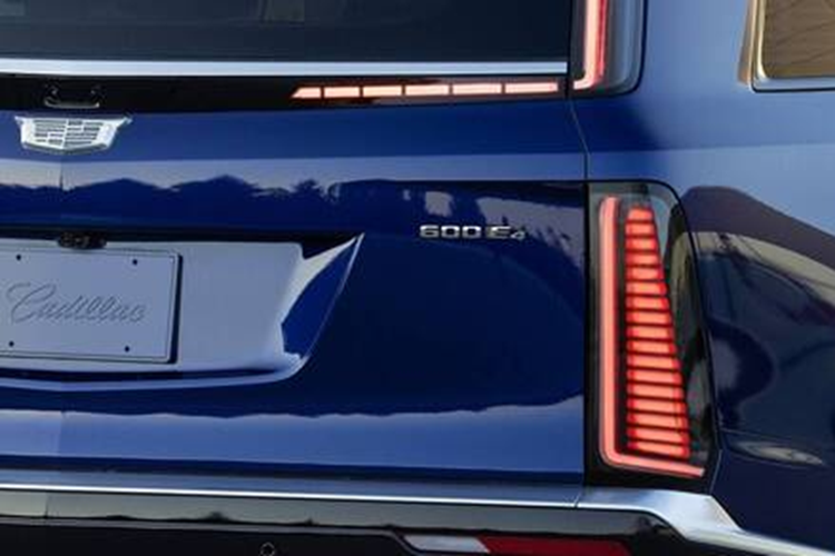 Về thiết kế, Vistiq trông giống như một chiếc Lyriq được phóng to. Phần “mặt tiền” của mẫu crossover thuần điện này gây ấn tượng với cụm lưới tản nhiệt “Black Crystal”, kết hợp cụm đèn pha đặt dọc ở hai bên.