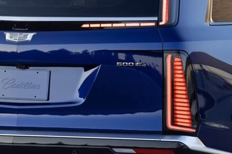 Về thiết kế, Vistiq trông giống như một chiếc Lyriq được phóng to. Phần “mặt tiền” của mẫu crossover thuần điện này gây ấn tượng với cụm lưới tản nhiệt “Black Crystal”, kết hợp cụm đèn pha đặt dọc ở hai bên.