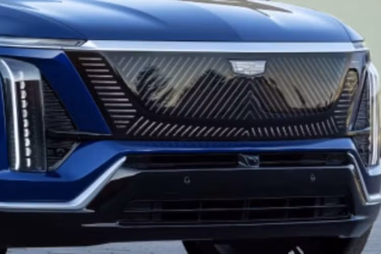 Giống như các mẫu xe khác cùng thương hiệu, Cadillac Vistiq 2024 mới sẽ được xây dựng trên nền tảng khung gầm Ultium của GM. Động cơ của mẫu xe này được dự đoán có cấu hình tương tự Lyriq với hai mô tơ điện cho công suất khoảng 500 mã lực và mô-men xoắn cực đại 610 Nm, đi kèm hệ dẫn động bốn bánh.