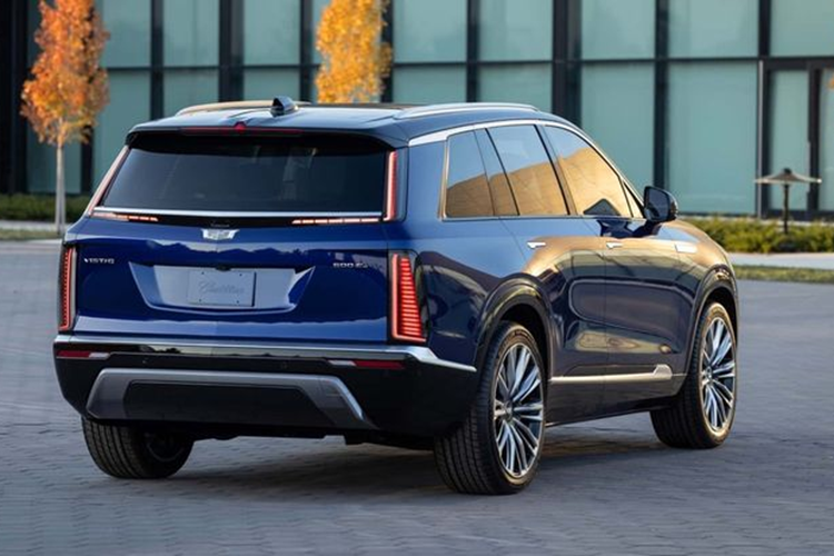 Ở phía sau, mẫu xe crossover Cadillac Vistiq 2024 sẽ được trang bị đèn hậu dạng dọc, thiết kế tương tự Lyriq và Escalade IQ.
