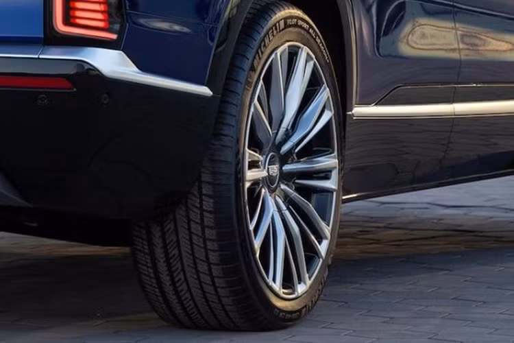 Hiện chưa rõ phạm vi di chuyển của Vistiq. Tham khảo từ Lyriq, mẫu SUV này có bộ pin 102 kWh cung cấp phạm vi hoạt động 494 km/lần sạc với hệ dẫn động 4 bánh và 505 km với hệ dẫn động cầu sau. Xét đến việc Vistiq có kích thước lớn hơn Lyriq, nhiều khả năng mẫu xe này sẽ được trang bị cụm pin có dung lượng cao hơn.