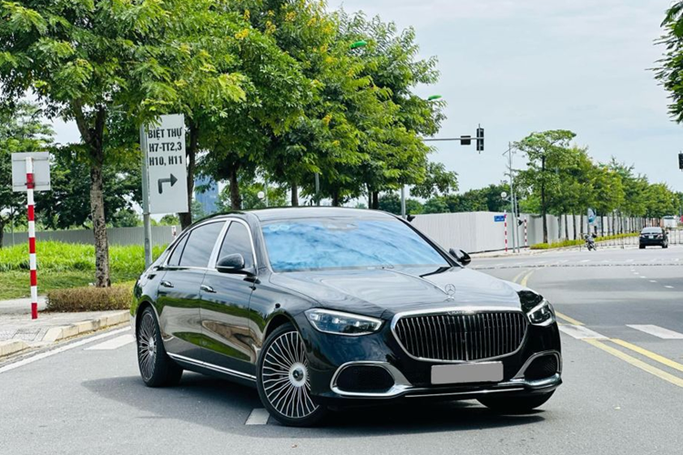Theo thông tin được chia sẻ, chiếc Mercedes-Maybach S580 đời 2022 này được nhập về nước theo diện tư nhân, xe mới chỉ lăn bánh 5.500 km. Tất cả các chi tiết từ ngoại đến nội thất của xe vẫn còn khá mới. Được biết, khi về nước, xe có giá gần 17 tỷ đồng. 