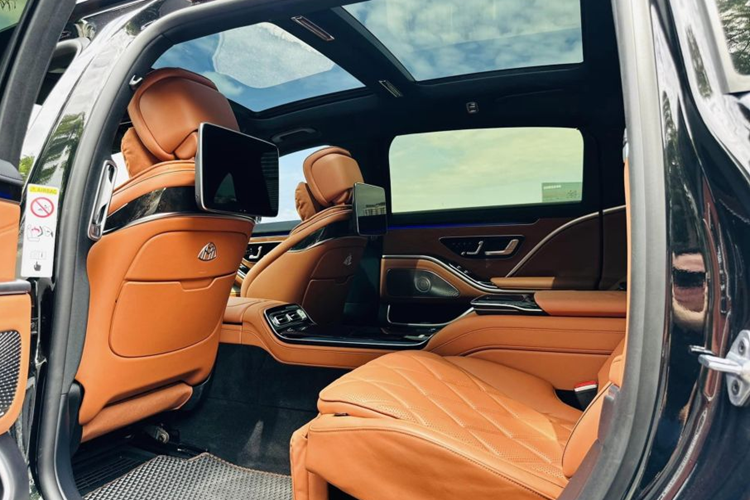 Có thể kể đến một số trang bị tiện ích hiện đại của xe như: ghế ngồi chỉnh điện có làm mát/massage, cửa sổ trời toàn cảnh, hệ thống âm thanh Burmester High-end, hàng ghế thứ hai có bệ tỳ tay cố định tích hợp sạc điện thoại không dây, bàn làm việc, tủ làm lạnh rượu…