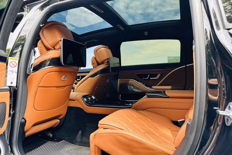 Có thể kể đến một số trang bị tiện ích hiện đại của xe như: ghế ngồi chỉnh điện có làm mát/massage, cửa sổ trời toàn cảnh, hệ thống âm thanh Burmester High-end, hàng ghế thứ hai có bệ tỳ tay cố định tích hợp sạc điện thoại không dây, bàn làm việc, tủ làm lạnh rượu…