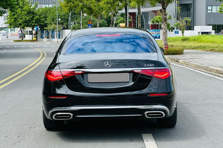 Cung cấp sức mạnh cho xe Mercedes-Maybach S580 là khối động cơ V8 4.0 lít tăng áp kép, đi kèm công nghệ EQ Boost, cho công suất 496 mã lực và 700 Nm mô-men xoắn.