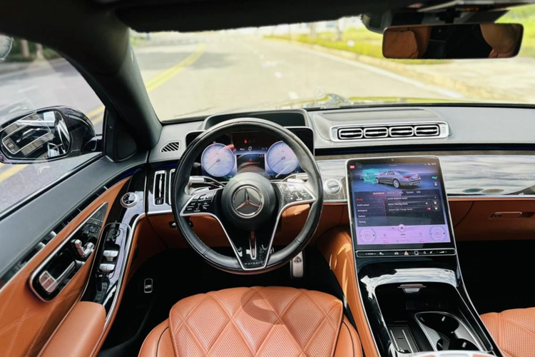 Mẫu sedan của thương hiệu ngôi sao 3 cánh vẫn mang dáng vẻ sang trọng với hàng loạt chi tiết mạ crôm bóng bẩy như lưới tản nhiệt cỡ lớn, cản trước/sau, thanh trang trí cốp... Xe sở hữu kích thước dài x rộng x cao lần lượt là 5.289 x 1.921x 1.502 mm và có chiều dài cơ sở 3.395 mm.