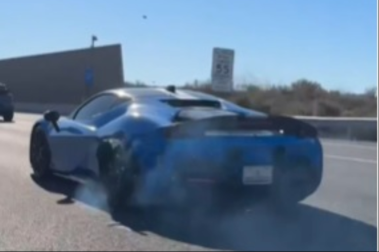 Sieu xe Ferrari SF90 Stradale bat ngo “gay chan” khi dang chay