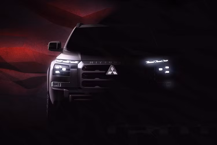 So với thế hệ cũ, xe đã được tăng về mặt kích thước trong khi cửa thùng sau không còn nghiêng như trước. Vòm bánh cũng được cải tiến trong khi nắp ca-pô và sườn xe có thiết kế phẳng hơn. Riêng cửa sổ của Mitsubishi Triton 2024 khá giống với Nissan Navara vì hai mẫu xe này dùng chung khung gầm. Tuy nhiên, mẫu xe bán tải nhà Mitsubishi sẽ có chiều dài cơ sở lớn hơn đại diện của Nissan.