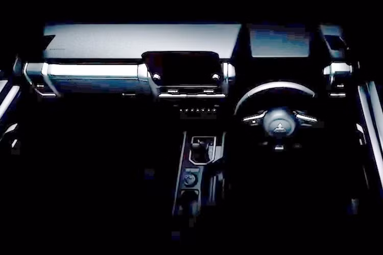 Bên dưới là cụm đèn pha LED hình chữ "T" nằm ngang hay "búa Thor" theo cách gọi của hãng Mitsubishi với 3 bóng bên trong. Dưới nữa là đèn sương mù trước khá nhỏ, bao quanh bằng viền màu bạc hình chữ nhật. Cản trước của mẫu xe bán tải này đã được làm mới thiết kế, trông rắn rỏi và khỏe khoắn hơn. Cản trước đi kèm tấm ốp gầm với 2 khe gió hẹp bao quanh giá lắp biển số.