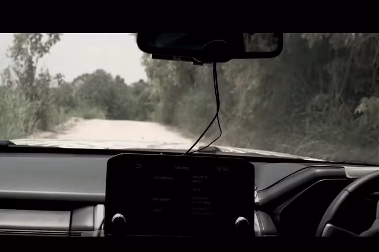 Chưa hết, Mitsubishi Triton 2024 còn có ốp cua lốp màu đen bóng và bộ vành hợp kim với thiết kế chấu kép mới. Trên nóc vẫn có ăng ten thanh que và baga nóc nổi bật. Phía sau mẫu xe bán tải này xuất hiện cụm đèn hậu nằm dọc với tạo hình chữ "T" bên trong, tạo sự tương đồng với đèn pha. Tương tự ngoại thất, nội thất của xe cũng được thổi làn gió mới sao cho hiện đại và hợp thời hơn. Tại đây, xe được trang bị mặt táp-lô bọc bằng chất liệu mềm mại hơn nhằm tạo cảm giác cao cấp.