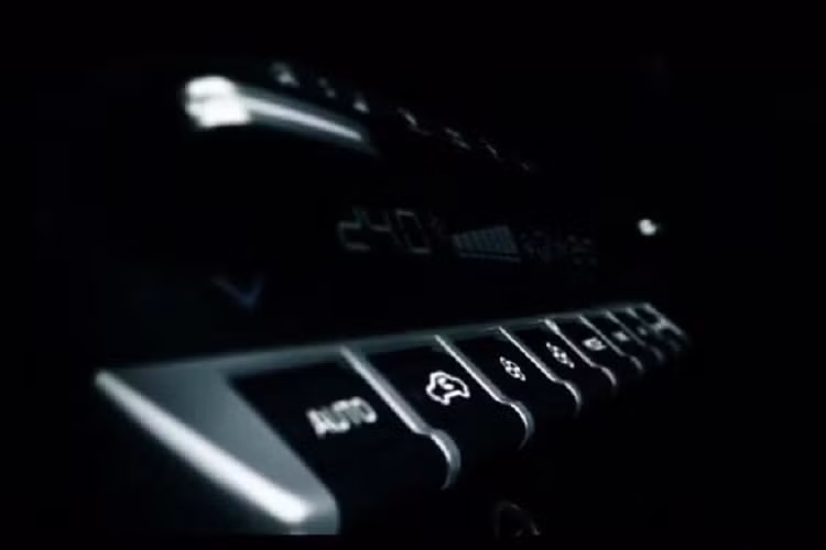 Trên mặt táp-lô còn có màn hình cảm ứng trung tâm đặt nổi mới với núm xoay hai bên. Trong khi đó, trước mặt người lái là vô lăng 3 chấu, tích hợp phím chức năng. Bên dưới cửa gió trung tâm là các phím cơ học để chỉnh điều hòa với thiết kế như phím đàn piano. Trong khi đó, cụm điều khiển trung tâm đi kèm cần số thông thường, núm xoay chọn các chế độ của hệ dẫn động 4 bánh Super Select 4WD System và phanh tay chỉnh cơ.