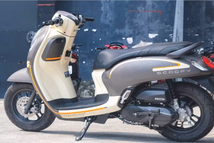 Mẫu xe ga Honda Scoopy 2023 có các số đo dài x rộng x cao lần lượt là 1.864 x 683 x 1.075 mm, trục cơ sở 1.251 mm, chiều cao yên 746 mm. Chiều cao yên 746 mm của Scoopy giúp mẫu xe này trông nhỏ nhắn, phù hợp với vóc dáng nhiều người cũng như thuận tiện khi di chuyển trong phố.