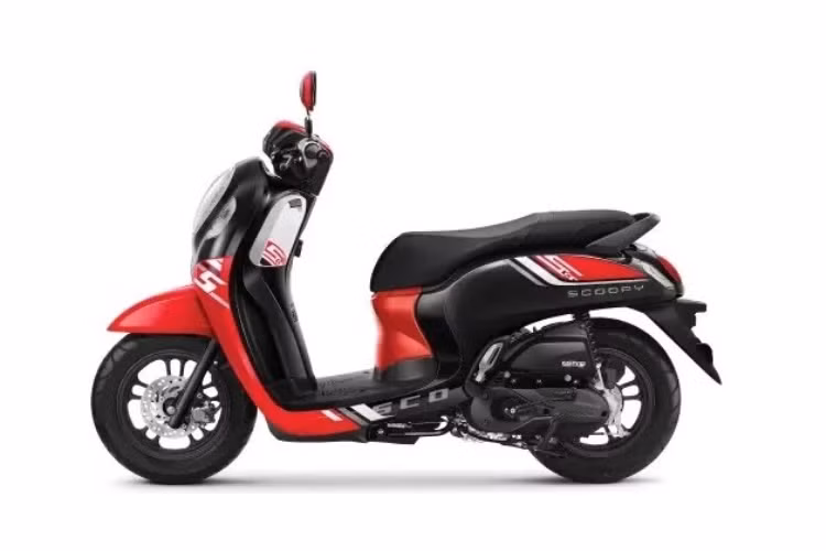 Honda Scoopy 2023 tại Indonesia cũng được trang bị bộ đề mới ACG, giúp xe khởi động êm ái hơn cùng tính năng tạm ngắt động cơ Idling Stop System (ISS).