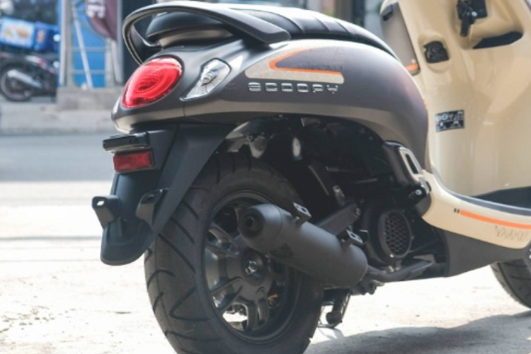 Cung cấp sức mạnh cho Honda Scoopy 2023 là động cơ đơn xy-lanh dung tích 110cc làm mát bằng không khí. Động cơ này sản sinh công suất 9 mã lực tại 7.500 vòng/phút và mô-men xoắn cực đại 9,3 Nm tại 5.500 vòng/phút.