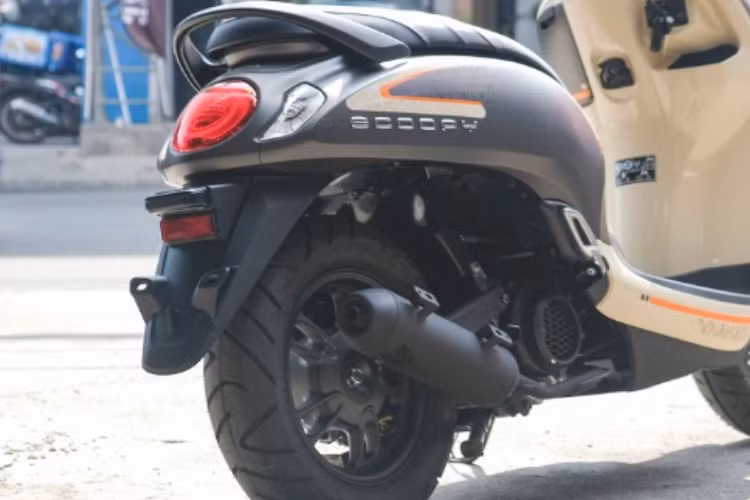 Cung cấp sức mạnh cho Honda Scoopy 2023 là động cơ đơn xy-lanh dung tích 110cc làm mát bằng không khí. Động cơ này sản sinh công suất 9 mã lực tại 7.500 vòng/phút và mô-men xoắn cực đại 9,3 Nm tại 5.500 vòng/phút.
