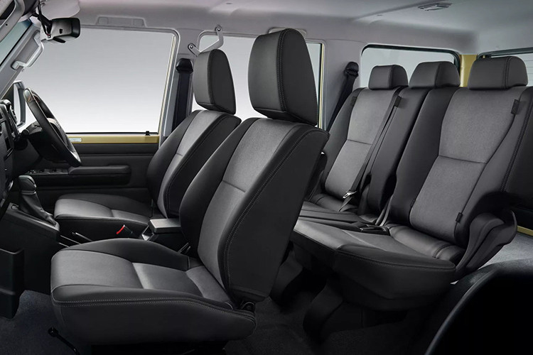 Ngoài ra, chiếc Land Cruiser 70 Series 2024 còn hỗ trợ khởi hành ngang dốc, hệ thống cảnh báo áp suất lốp, đèn ban ngày. Các tiện khi khác như cửa sổ trời chỉnh điện, cụm đồng hồ kỹ thuật số. Hệ thống giải trí hỗ trợ kết nối Apple CarPlay và Android Auto.