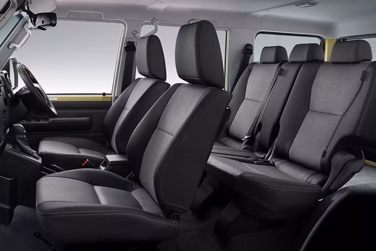 Ngoài ra, chiếc Land Cruiser 70 Series 2024 còn hỗ trợ khởi hành ngang dốc, hệ thống cảnh báo áp suất lốp, đèn ban ngày. Các tiện khi khác như cửa sổ trời chỉnh điện, cụm đồng hồ kỹ thuật số. Hệ thống giải trí hỗ trợ kết nối Apple CarPlay và Android Auto.