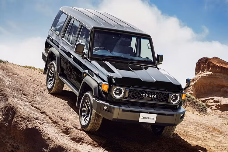 Land Cruiser bản 3 cửa lắp động cơ xăng 4.0 V6 hút khí tự nhiên, công suất 228 mã lực, mô-men xoắn cực đại 360 Nm. Sức mạnh truyền tới cả 4 bánh thông qua hộp số tự động 6 cấp. Xe sử dụng la-zăng 16 inch, kết hợp với lốp 265/70. 