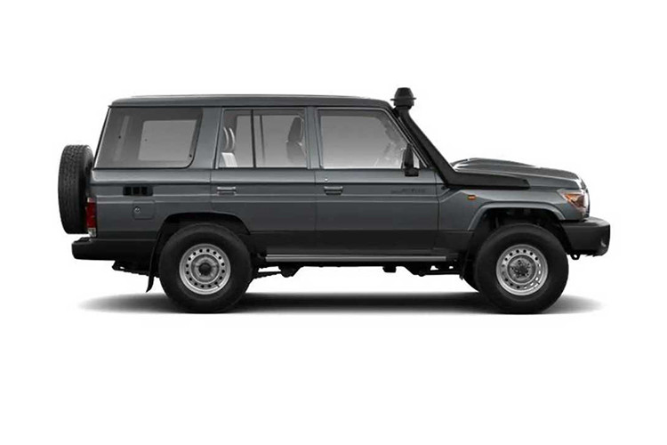 Chưa hết, hãng xe nước Nhật còn trang bị cho Land Cruiser 70 offroad một giá nóc lớn giúp tối ưu việc chở đồ. Xe cũng sở hữu bộ mâm đồ sộ, bọc trong lốp địa hình.