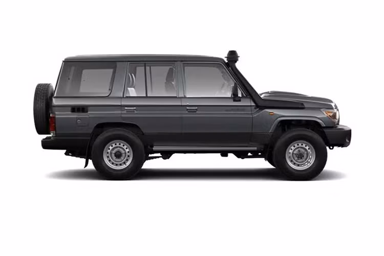 Chưa hết, hãng xe nước Nhật còn trang bị cho Land Cruiser 70 offroad một giá nóc lớn giúp tối ưu việc chở đồ. Xe cũng sở hữu bộ mâm đồ sộ, bọc trong lốp địa hình.