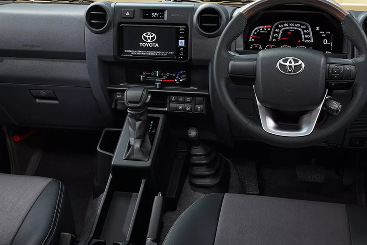 Ở phiên bản thường, xe có chiều dài tổng thể 4.235 mm, dài hơn 75 mm so với Yaris Cross. Trong khi chiều dài cơ sở 2.310 mm, ngắn hơn 310 mm so với mẫu SUV cỡ B. Xe trang bị đèn pha LED, hệ thống thông tin giải trí với màn hình cảm ứng 9 inch. Tính năng an toàn với 2 túi khí, cảnh báo chệch làn, phanh ABS, cảnh báo tiền va chạm.