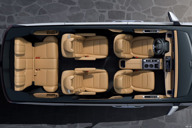 Về nội thất, mẫu xe MPV GAC Trumpchi E8 áp dụng thiết kế hai màu đen và nâu. Ở nhiều nơi, nó bổ sung thêm các chi tiết mạ crôm làm chi tiết, và ở một số nơi còn được phủ bằng chất liệu da.m Đồng thời, các đường thẳng của bảng điều khiển trung tâm, bảng đồng hồ LCD dải hẹp tích hợp và màn hình điều khiển trung tâm nổi kích thước lớn phù hợp với xu hướng thiết kế hiện nay.