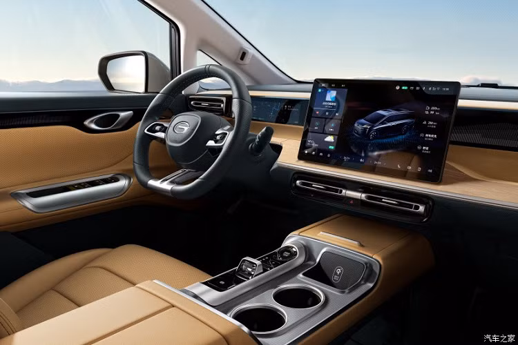 Nhìn lại những bức ảnh ngoại hình chính thức, Trumpchi E8 sử dụng lưới tản nhiệt hình thang được thiết kế cùng màu với thân xe, được tích hợp khéo léo với mặt trước. Lưới tản nhiệt được chia thành 5 lớp, có các chi tiết trang trí mạ crôm nằm ngang phía trên, kéo dài quanh đường cong của mặt trước, khiến phần đầu xe trông tinh tế và hoành tráng, tăng cường nhận diện cho mẫu xe. Dải đèn thẳng ngang và dải đèn dọc liên tục tạo thành đèn pha tách đôi, trông đầy ba chiều.