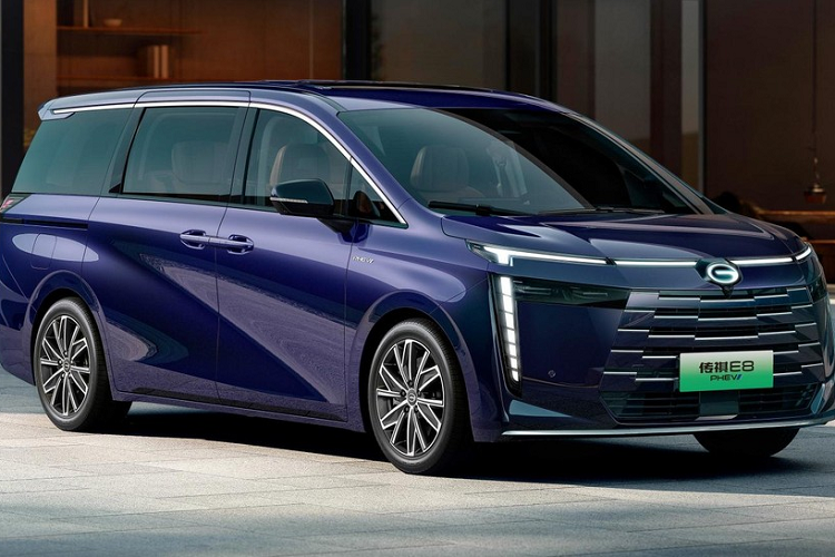 Phân khúc MPV hạng sang cỡ trung luôn thu hút các hãng xe Trung Quốc "tranh tài", đối thủ của chúng nhắm đến sẽ là Toyota Alphard. 1 trong những cái tên gây ấn tượng, về thiết kế "sang, xịn, mịn" chính là GAC Trumpchi E8 2024 mới, 1 chiếc xe MPV cỡ trung mới. Xe sử dụng hệ thống plug-in hybrid và trước đó đã hoàn thành hồ sơ đăng ký với Bộ Công nghiệp và Công nghệ thông tin.