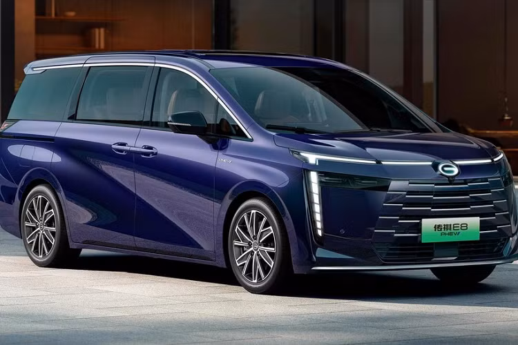 Phân khúc MPV hạng sang cỡ trung luôn thu hút các hãng xe Trung Quốc "tranh tài", đối thủ của chúng nhắm đến sẽ là Toyota Alphard. 1 trong những cái tên gây ấn tượng, về thiết kế "sang, xịn, mịn" chính là GAC Trumpchi E8 2024 mới, 1 chiếc xe MPV cỡ trung mới. Xe sử dụng hệ thống plug-in hybrid và trước đó đã hoàn thành hồ sơ đăng ký với Bộ Công nghiệp và Công nghệ thông tin.